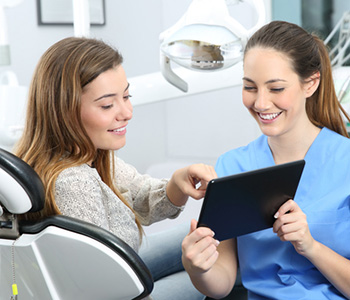 Dentist near Shea offers dental implants